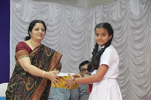 Chitra Vaidya giving away the prize